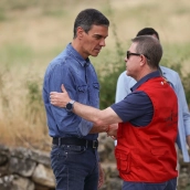 El presidente del Gobierno, Pedro Sánchez y el presidente de Castilla-La Mancha, Emiliano García-Page, durante una visita a las zonas afectadas por el incendio en Guadalajara. Alejandro Martínez Vélez/Europa Press.