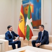 El presidente del Gobierno, Pedro Sánchez (d), recibía el pasado marzo al lehendakari, Imanol Pradales (i), en el Palacio de la Moncloa. Foto de archivo: Diego Radamés / Europa Press