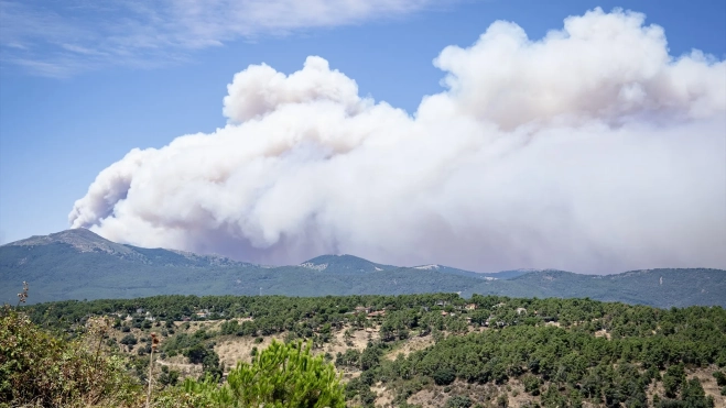 View of the smoke column, in the El Encinar del Alberche urbanization, on July 22, 2026, in Villa del Prado, Madrid. Juanma Jiménez / Europa Press View of the smoke column, in the El Encinar del Alberche urbanization, on July 22, 2026, in Villa del Prado, Madrid. Juanma Jiménez / Europa Press
