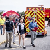 La presidenta de la Comunidad de Madrid, Isabel Díaz Ayuso, y el consejero de Medio Ambiente, Agricultura e Interior, Carlos Novillo (i), atiende a los medios durante una visita el Puesto de Mando Avanzado (PMA) por el incendio de Almorox. A. Pérez Meca / Europa Press