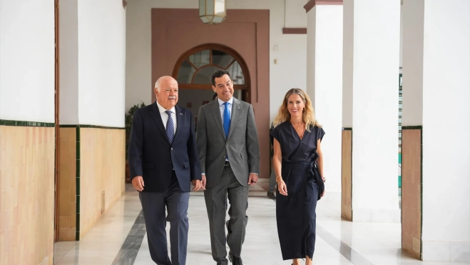 El presidente de la Junta de Andalucía, Juanma Moreno (c), junto al expresidente del Parlamento andaluz, Jesús Aguirre (i) y la nueva presidenta de la cámara andaluza, Ana Mestre. María José López / Europa Press
