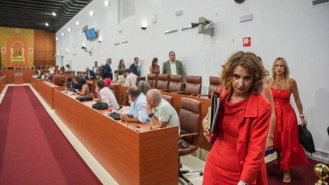 La secretaria general del PSOE-A y portavoz parlamentaria socialista, María Jesús Montero (1d) abandona junto al resto del grupo socialista el Pleno del Parlamento. María José López / Europa Press