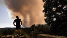 Una persona observa la evolución del fuego. Carlos Luján / Europa Press