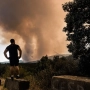 Una persona observa la evolución del fuego. Carlos Luján / Europa Press
