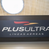 Un panel muestra información sobre vuelos de la aerolínea Plus Ultra. Alejandro Martínez Vélez / Europa Press