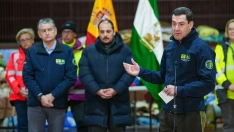 Juanma Moreno, este jueves, junto al consejero de Presidencia y el alcalde de Adamuz