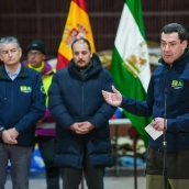 Juanma Moreno, este jueves, junto al consejero de Presidencia y el alcalde de Adamuz