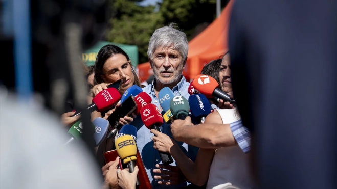 El ministro del Interior, Fernando Grande-Marlaska, atiende a los medios durante una visita al Puesto de Mando Avanzado (PMA). A. Pérez Meca. POOL / Europa Press El ministro del Interior, Fernando Grande-Marlaska, atiende a los medios durante una visita al Puesto de Mando Avanzado (PMA). A. Pérez Meca. POOL / Europa Press