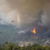 Un helicóptero colabora en las labores de extinción del fuego cerca de El Castañar de El Tiemblo, a 24 de julio de 2026, en El Tiemblo, Ávila. Gabri Solera / Europa Press