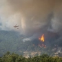 Un helicóptero colabora en las labores de extinción del fuego cerca de El Castañar de El Tiemblo, a 24 de julio de 2026, en El Tiemblo, Ávila. Gabri Solera / Europa Press