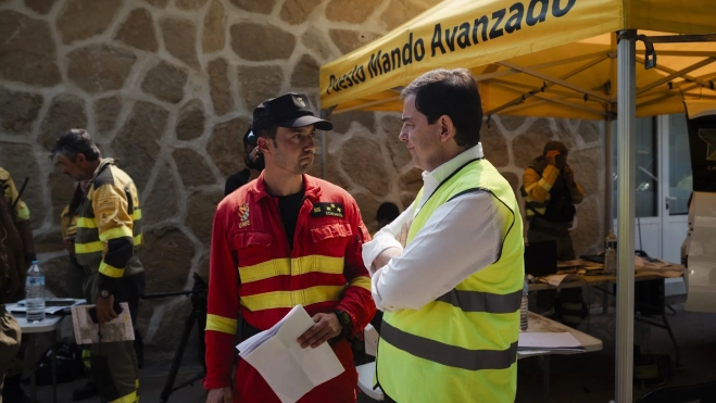 El presidente de Castilla y León, Alfonso Fernández Mañueco (d), durante una visita al Puesto de Mando Avanzado (PMA) por el incendio de Burgohondo. Mateo Lanzuela / Europa Press El presidente de Castilla y León, Alfonso Fernández Mañueco (d), durante una visita al Puesto de Mando Avanzado (PMA) por el incendio de Burgohondo. Mateo Lanzuela / Europa Press
