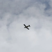 Un avión durante las labores de extinción del incendio forestal. Mateo Lanzuela / Europa Press