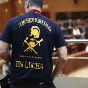 Un bombero forestal asiste como público a una sesión plenaria en la Asamblea de Madrid. Foto de archivo: Eduardo Parra / Europa Press
