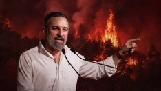 El líder de la ultraderecha Vox, Santiago Abascal. Fondo del incendio que arrasa El Tiemblo, Ávila. Elaboración propia: imágenes de Europa Press.