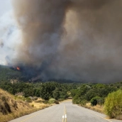 Una espesa columna de humo cerca de El Castañar de El Tiemblo. Gabri Solera / Europa Press
