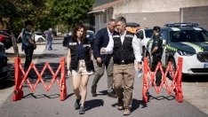 La presidenta de la Comunidad de Madrid, Isabel Díaz Ayuso (i), y el consejero de Presidencia, Justicia y Administración Local, Miguel Ángel García Martín (d), durante una visita al Puesto de Mando Avanzado. A. Pérez Meca. POOL / Europa Press