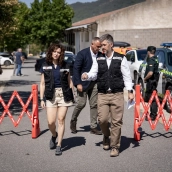 La presidenta de la Comunidad de Madrid, Isabel Díaz Ayuso (i), y el consejero de Presidencia, Justicia y Administración Local, Miguel Ángel García Martín (d), durante una visita al Puesto de Mando Avanzado. A. Pérez Meca. POOL / Europa Press