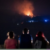 Varias personas observan el incendio. Eduardo Parra / Europa Press