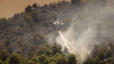 Helicóptero durante las labores de extinción del incendio forestal, a 26 de julio de 2026, en Betxí, Castellón, Comunidad Valenciana (España).  Carme Ripollés / Europa Press