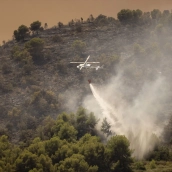 Helicóptero durante las labores de extinción del incendio forestal, a 26 de julio de 2026, en Betxí, Castellón, Comunidad Valenciana (España).  Carme Ripollés / Europa Press