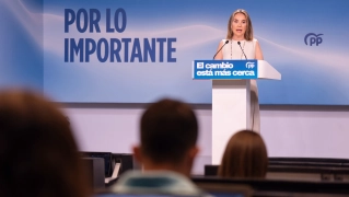 La vicesecretaria de Regeneración Institucional del Partido Popular, Cuca Gamarra, en rueda de prensa. Imagen de PP/Diego Puerta