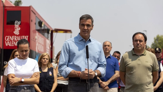 El presidente del Gobierno, Pedro Sánchez (i), y el presidente de la Generalitat Valenciana, Juanfran Pérez Llorca (d), visita el Puesto de Mando Avanzado de Vall d'Uixó. Carme Ripollés / Europa Press