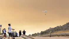 Helicóptero durante las labores de extinción del incendio forestal en Vall d'Uixó, Castellón. Carme Ripollés / Europa Press