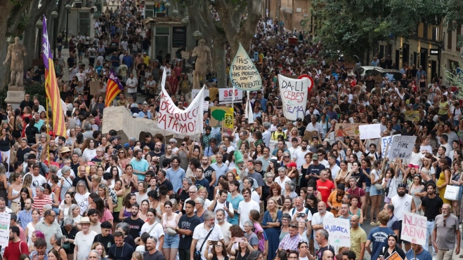 Decenas de personas durante una manifestación contra la saturación turística, a 26 de julio de 2026, en Palma de Mallorca. Tomàs Moyà / Europa Press