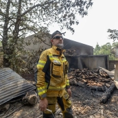 Un vecino pierde su casa tras el paso del incendio forestal, a 27 de julio de 2026, en Casillas, Ávila. Alberto Ortega / Europa Press