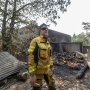 Un vecino pierde su casa tras el paso del incendio forestal, a 27 de julio de 2026, en Casillas, Ávila. Alberto Ortega / Europa Press