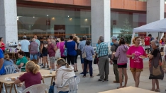 Varias personas desalojadas por el incendio hacen cola para recibir el desayuno en el recinto Talavera Ferial. Juanma Jiménez / Europa Press