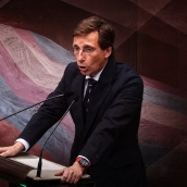 El alcalde de Madrid, José Luis Martínez-Almeida, y la bandera trans. Elaboración propia (Imágenes de Europa Press) El alcalde de Madrid, José Luis Martínez-Almeida, y la bandera trans. Elaboración propia (Imágenes de Europa Press)