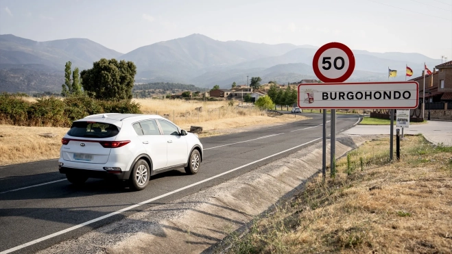 Un coche circulando, a 28 de julio de 2026, en Burgohondo, Ávila, Castilla y León. A. Pérez Meca / Europa Press