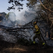 Un bombero trabaja en las tareas de extinción del incendio forestal en la Sierra Oeste de Madrid, en los alrededores del Pantano de San Juan. Matias Chiofalo / Europa Press Un bombero trabaja en las tareas de extinción del incendio forestal en la Sierra Oeste de Madrid, en los alrededores del Pantano de San Juan. Matias Chiofalo / Europa Press