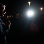 El alcalde de Badalona, Xavier García Albiol, interviene durante una convocatoria con vecinos para abordar la crisis del desalojo del B9, a 22 de diciembre de 2025, en Badalona, Barcelona, Catalunya (España). 