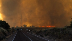 Llamas y humo procedentes de un incendio forestal, a 29 de julio de 2026, en Fermoselle, Zamora. Paloma V. Escarpa / Europa Press