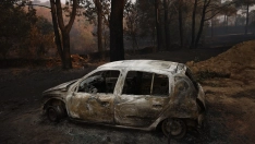 Un coche calcinado por el incendio forestal a las afueras de Casavieja, a 29 de julio de 2026, en Ávila. Alejandro Martínez Vélez / Europa Press