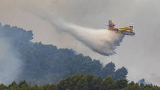 Un hidroavión trabaja en las tareas de extinción del incendio de la Vall d’Uixó. Ángel Sánchez / Europa Press
