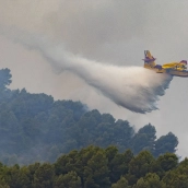 Un hidroavión trabaja en las tareas de extinción del incendio de la Vall d’Uixó. Ángel Sánchez / Europa Press Un hidroavión trabaja en las tareas de extinción del incendio de la Vall d’Uixó. Ángel Sánchez / Europa Press