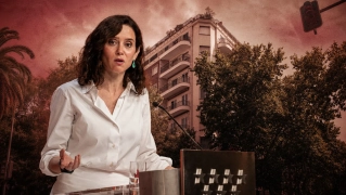La presidenta de la Comunidad de Madrid, Isabel Díaz Ayuso, y la fachada del ático en el barrio de Chamberí adquirido por su Gobierno. Elaboración propia (Imágenes de Europa Press)