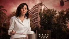 La presidenta de la Comunidad de Madrid, Isabel Díaz Ayuso, y la fachada del ático en el barrio de Chamberí adquirido por su Gobierno. Elaboración propia (Imágenes de Europa Press)