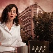 La presidenta de la Comunidad de Madrid, Isabel Díaz Ayuso, y la fachada del ático en el barrio de Chamberí adquirido por su Gobierno. Elaboración propia (Imágenes de Europa Press) La presidenta de la Comunidad de Madrid, Isabel Díaz Ayuso, y la fachada del ático en el barrio de Chamberí adquirido por su Gobierno. Elaboración propia (Imágenes de Europa Press)