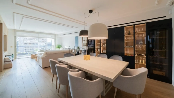 El amplio salón de la vivienda que comparten Isabel Díaz Ayuso y Alberto González Amador en el barrio madrileño de Vallehermoso. Fuente: Idealista El amplio salón de la vivienda que comparten Isabel Díaz Ayuso y Alberto González Amador en el barrio madrileño de Vallehermoso. Fuente: Idealista