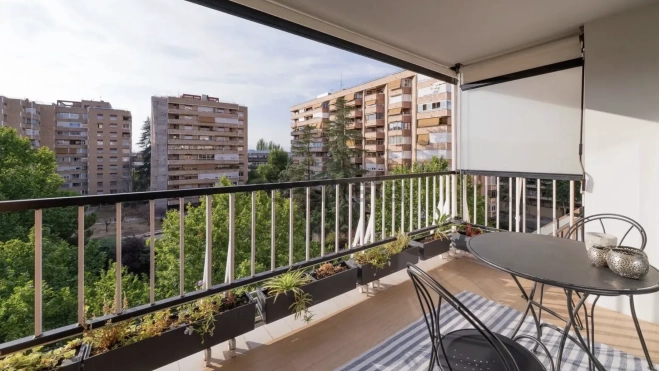 La terraza de diez metros cuadrados del piso puesto a la venta por Alberto González Amador por 1.790.000 euros. Fuente: Idealista La terraza de diez metros cuadrados del piso puesto a la venta por Alberto González Amador por 1.790.000 euros. Fuente: Idealista