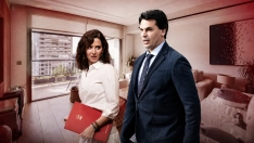 La presidenta de la Comunidad de Madrid, Isabel Díaz Ayuso (i); y su pareja, Alberto González Amador (d). De fondo, el amplio salón de la vivienda ahora en venta. Elaboración propia (Fuentes: Europa Press e Idealista)