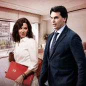La presidenta de la Comunidad de Madrid, Isabel Díaz Ayuso (i); y su pareja, Alberto González Amador (d). De fondo, el amplio salón de la vivienda ahora en venta. Elaboración propia (Fuentes: Europa Press e Idealista) La presidenta de la Comunidad de Madrid, Isabel Díaz Ayuso (i); y su pareja, Alberto González Amador (d). De fondo, el amplio salón de la vivienda ahora en venta. Elaboración propia (Fuentes: Europa Press e Idealista)