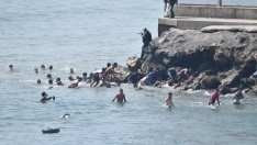 Varias personas intentan cruzar la frontera a nado, a 30 de julio de 2026, en Ceuta. Europa Press