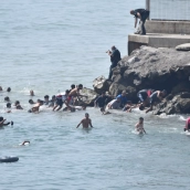 Varias personas intentan cruzar la frontera a nado, a 30 de julio de 2026, en Ceuta. Europa Press
