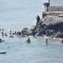 Varias personas intentan cruzar la frontera a nado, a 30 de julio de 2026, en Ceuta. Europa Press
