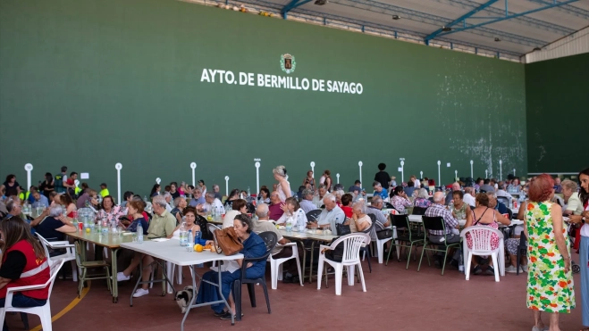 Personas evacuadas durante un incendio forestal, a 30 de julio de 2026, en Bermillo de Sayago, Zamora. Paloma V. Escarpa / Europa Press